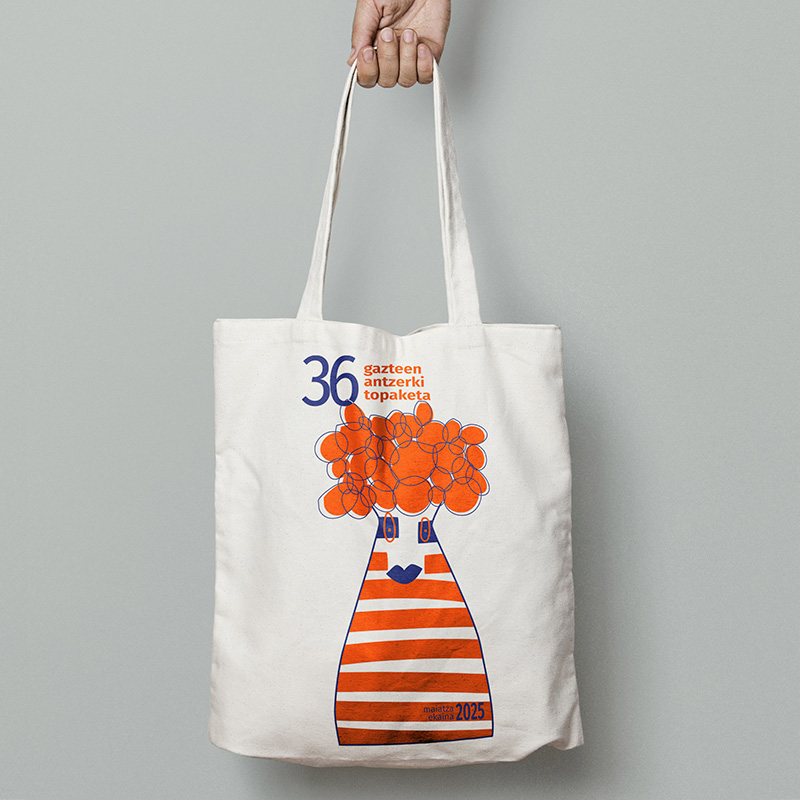 MOCKUP_TOTEBAG Totebag evento con una de las imágenes naranja y azul
