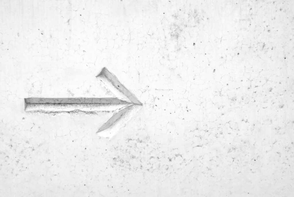 Flecha a la derecha marcada en la pared blanca